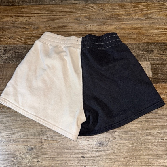 Hollister Ultra High Rise Black Cream Colorblock Shorts Small Fleece - Picture 3 of 7